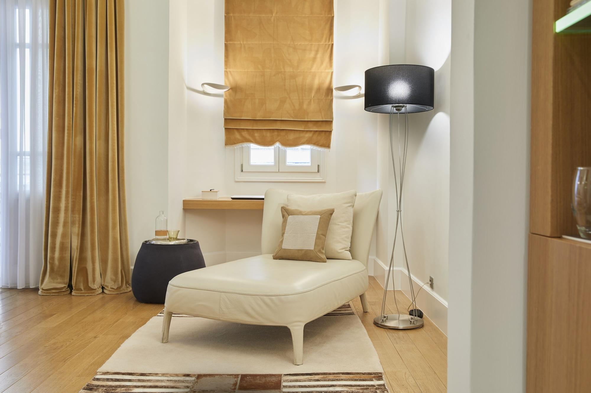 The Excelsior - Small Luxury Hotels Of The World Soluň Exteriér fotografie A floor lamp