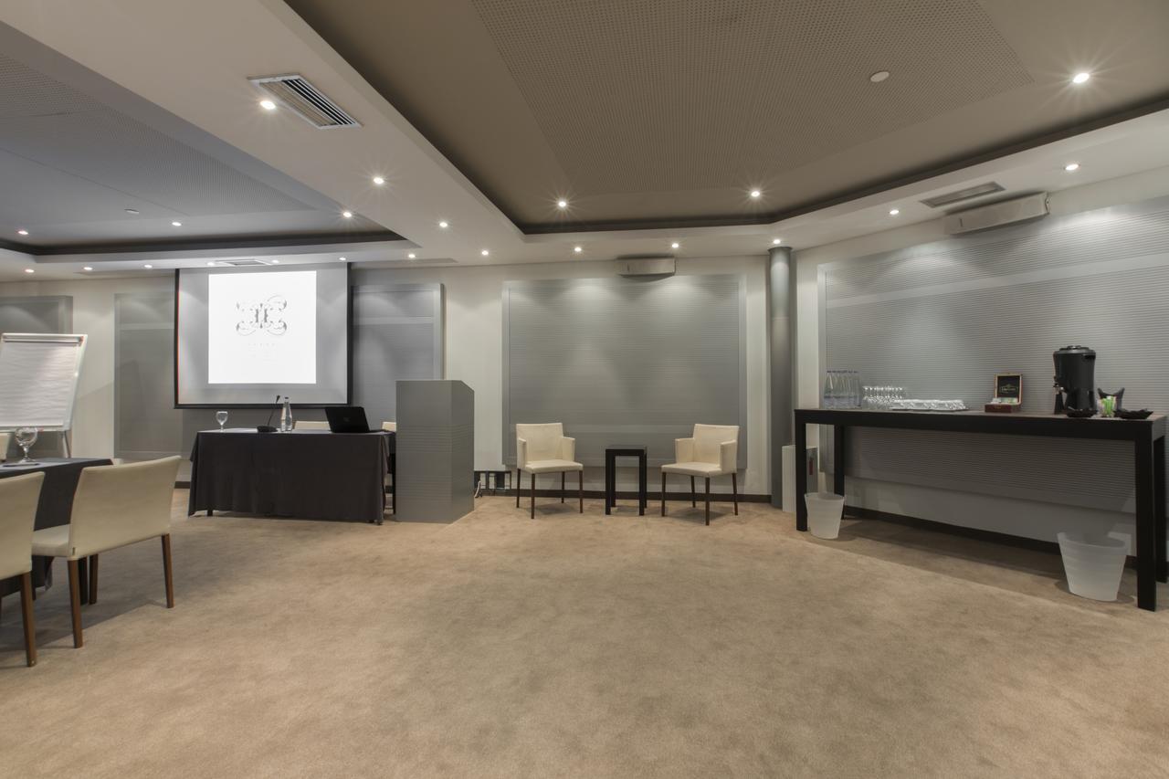 The Excelsior - Small Luxury Hotels Of The World Soluň Exteriér fotografie Interior of a bank