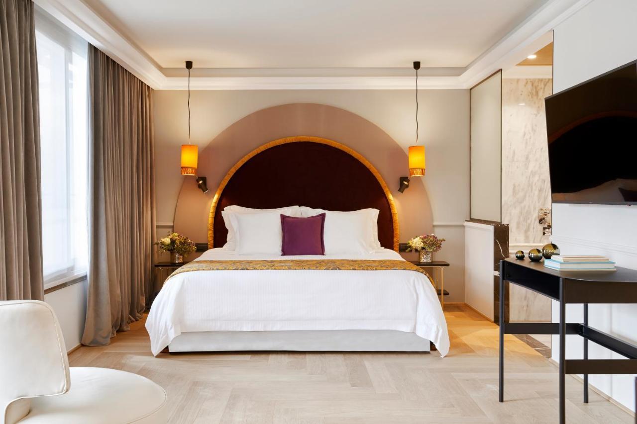 The Excelsior - Small Luxury Hotels Of The World Soluň Exteriér fotografie A bedroom at the Mandarin Oriental, Paris